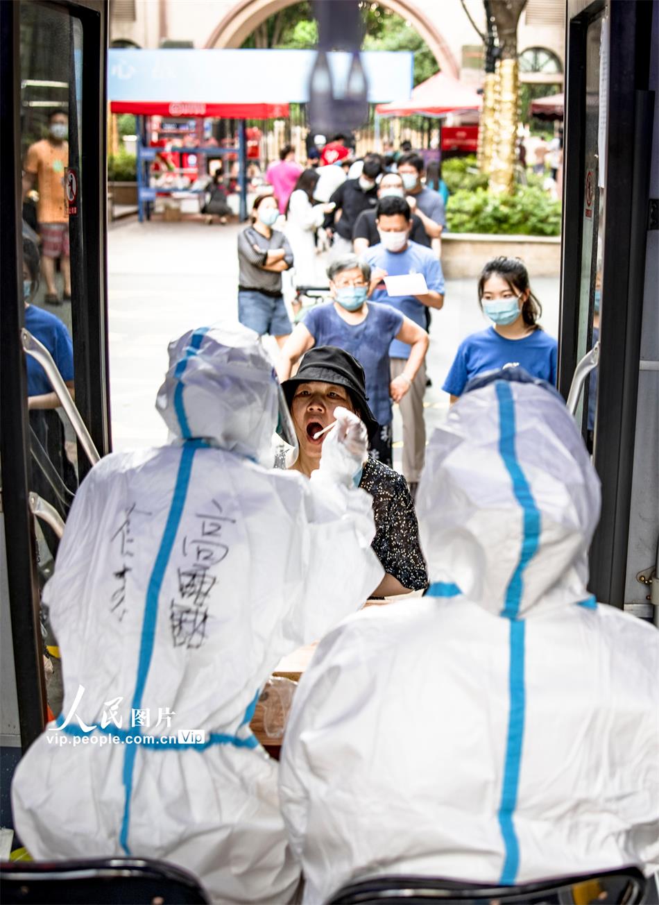 南京:流动核酸采样车现身街头