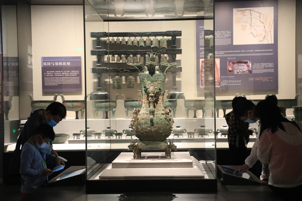 8月31日,河南博物院恢复开馆,游客们参观欣赏展品。