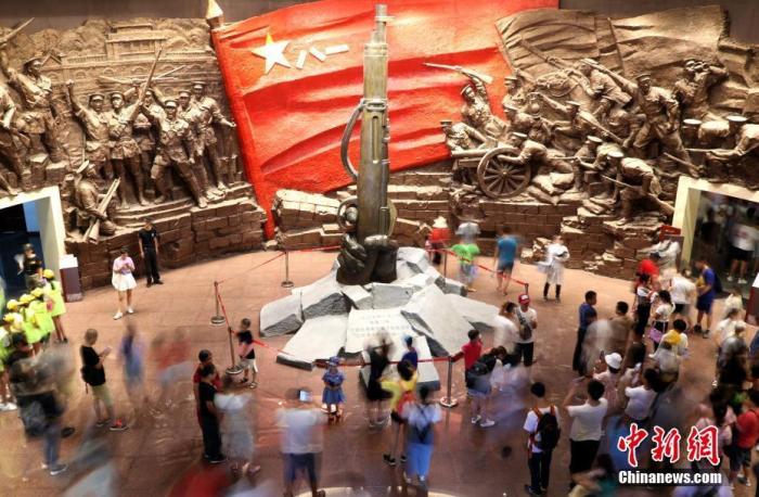 图为民众在江西南昌八一起义纪念馆内参观。(资料图) 刘占昆 摄 图为民众在江西南昌八一起义纪念馆内参观。(资料图) 刘占昆 摄