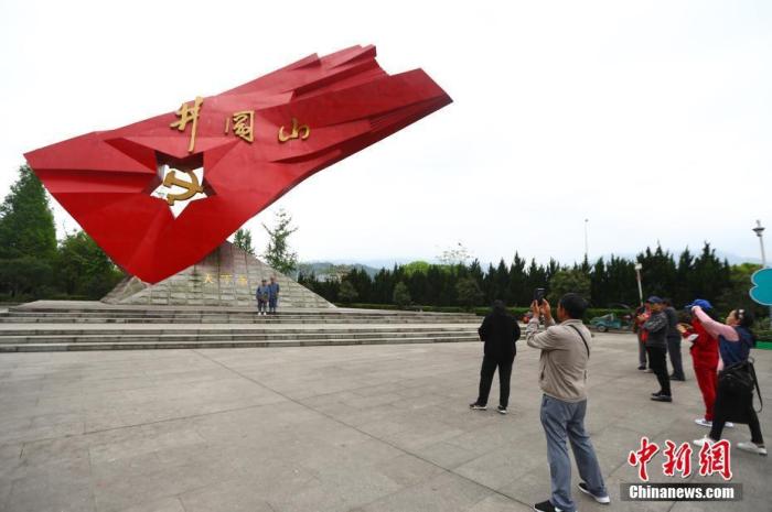 图为游客在江西井冈山的标志性雕塑前参观留影。(资料图) 刘占昆 摄 图为游客在江西井冈山的标志性雕塑前参观留影。(资料图) 刘占昆 摄