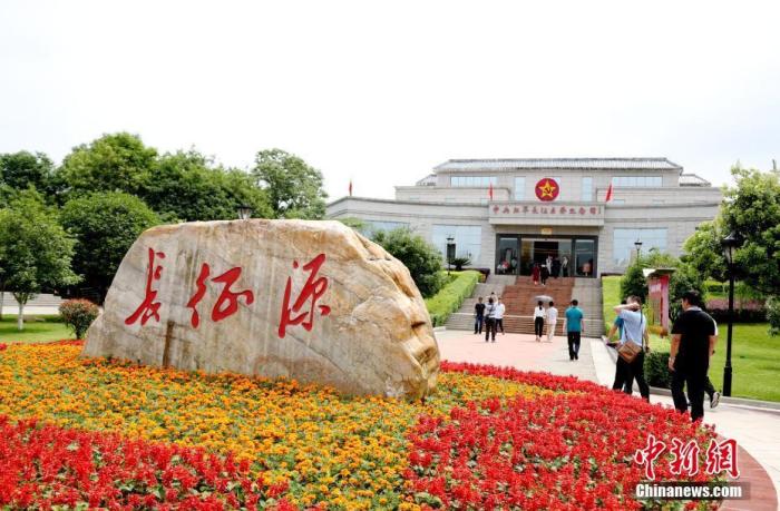 民众在江西于都县参观中央红军长征出发纪念馆。(资料图) 刘占昆 摄 民众在江西于都县参观中央红军长征出发纪念馆。(资料图) 刘占昆 摄