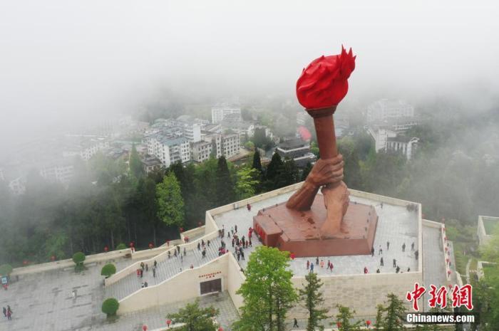 图为民众在江西井冈山南山公园火炬广场参观“星火相传”红色主题雕塑。(资料图) 刘占昆 摄 图为民众在江西井冈山南山公园火炬广场参观“星火相传”红色主题雕塑。(资料图) 刘占昆 摄