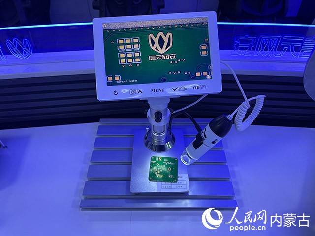 内蒙古信元网安公司自主设计开发多种太赫兹应用芯片。显微镜下的这款芯片专为高精度测距应用场景设计，具备在低能见度、高温环境下实现快速高精度检测能力。人民网 寇雅楠摄
