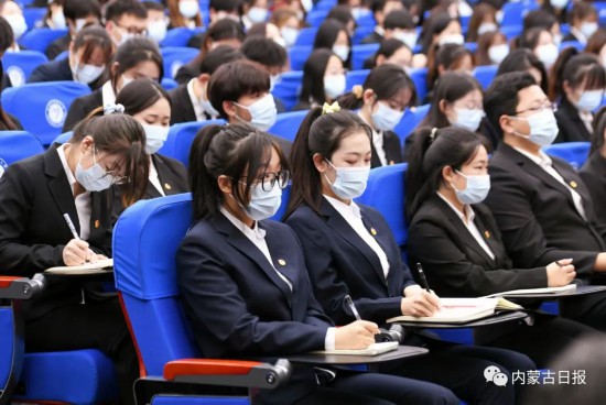 11月4日，内蒙古民族大学学生认真聆听宣讲报告。内蒙古日报社融媒体记者袁永红摄