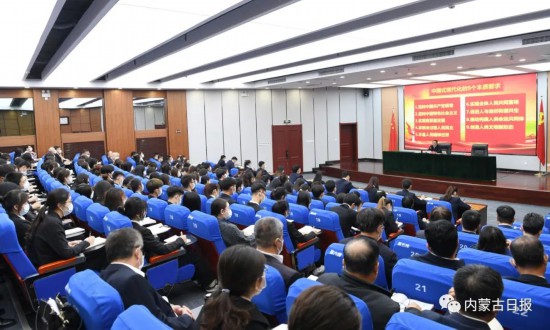 11月4日，自治区党委书记孙绍骋在内蒙古民族大学，向师生们宣讲党的二十大精神。内蒙古日报社融媒体记者袁永红摄