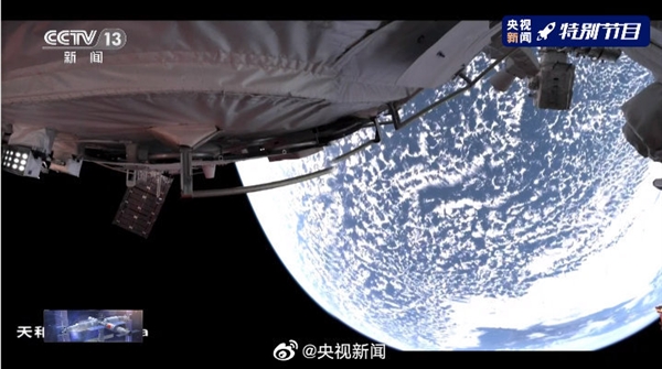 中国空间站航天员首次出舱：全景相机拍到地球绝美画面_凤凰网