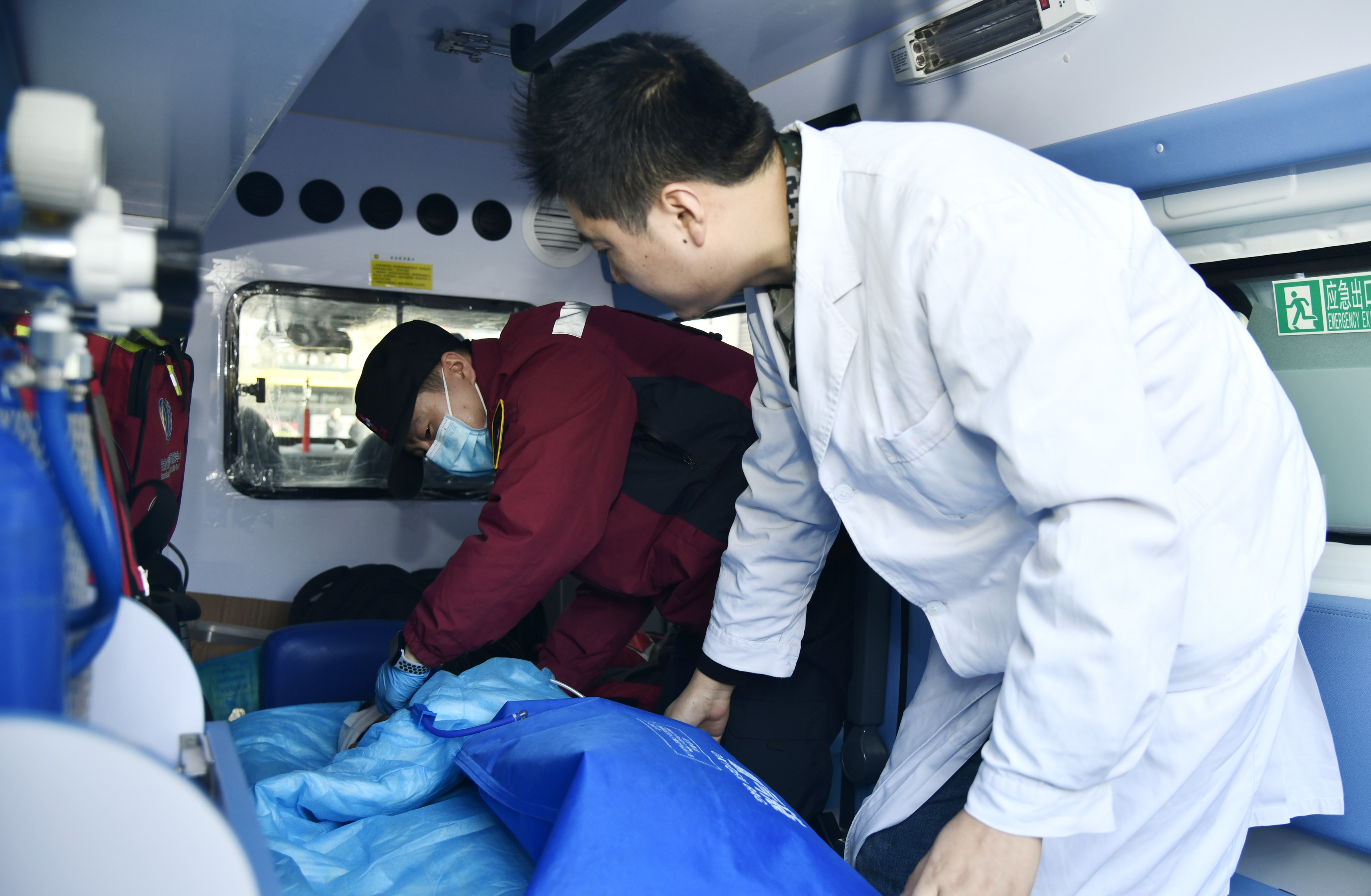 【抗震救援 一线有我】与时间赛跑、全力救治伤员——兰大一院再次接诊两名震区危重症伤员_兰州大学新闻网