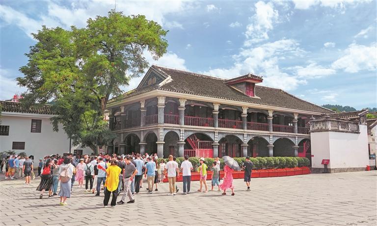 游客在遵义会议会址参观。 卢忠南 摄
